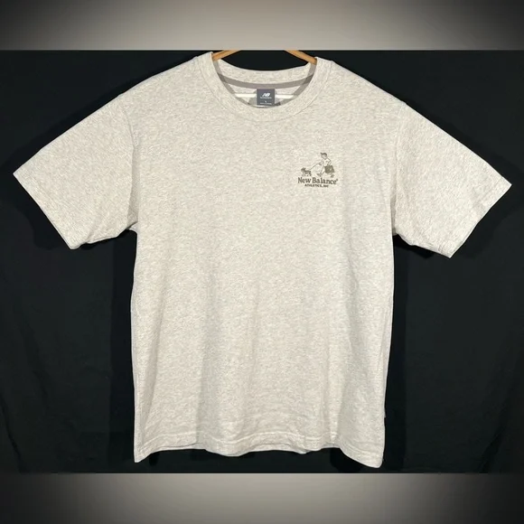 New Balance Athletics Shop Men’s Storefront Graphic Tee Dog Walking Gray Size L - Picture 4 of 11